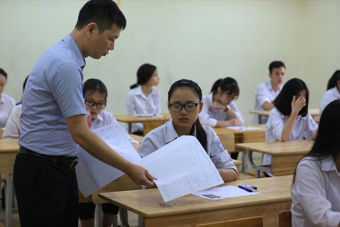 Học sinh cũng bị áp lực khi đề thi là của phòng, sở ra (Ảnh minh họa, Báo Lao động) Học sinh cũng bị áp lực khi đề thi là của phòng, sở ra (Ảnh minh họa, Báo Lao động)