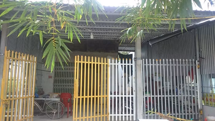 Căn nhà nơi tá túc duy nhất của gia đình cô giáo Hoài Thanh cũng đành rao bán để trả nợ nhưng vẫn chưa bán được (Ảnh nhân vật cung cấp)