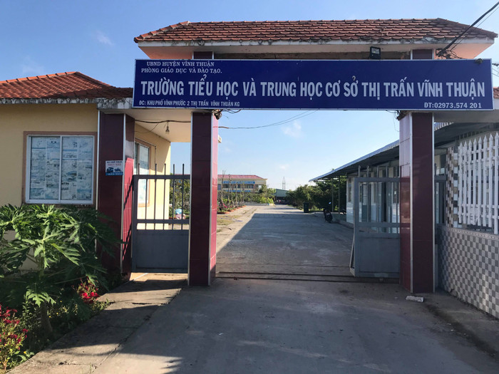 Trường Tiểu học & Trung học cơ sở thị trấn Vĩnh Thuận Kiên Giang (Ảnh tác giả) Trường Tiểu học & Trung học cơ sở thị trấn Vĩnh Thuận Kiên Giang (Ảnh tác giả)