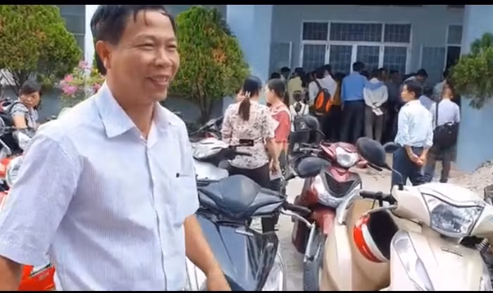 Nui cười hiếm hoi của một thầy giáo khi lọt qua được khe cửa hẹp (Ảnh cắt từ clip) Nui cười hiếm hoi của một thầy giáo khi lọt qua được khe cửa hẹp (Ảnh cắt từ clip)