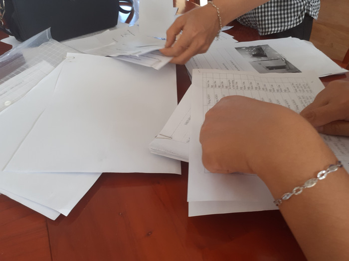 Giáo viên đang dò tìm minh chứng để lưu hồ sơ (Ảnh tác giả) Giáo viên đang dò tìm minh chứng để lưu hồ sơ (Ảnh tác giả)