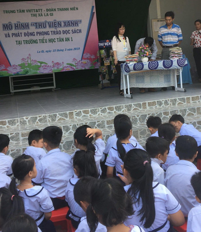 Ông Trần Hiếu Nam Phó giám đốc Trung tâm Văn hóa &amp; Thể thao đã kí bàn giao 1000 cuốn sách cho nhà trường (Ảnh tác giả)