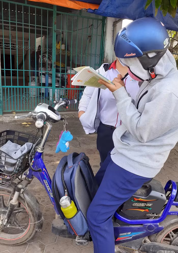 Học trò tranh thủ từng phút từng giây để học, chẳng phải do chương trình quá nặng hay sao?(Ảnh Phan Tuyết)