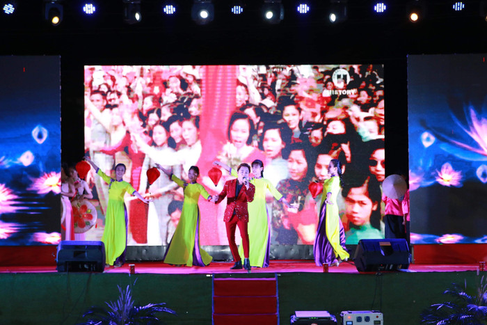 Chương trình ca nhạc "Thắp sáng ước mơ" diễn ra vô cùng hoành tráng (Ảnh tác giả) Chương trình ca nhạc "Thắp sáng ước mơ" diễn ra vô cùng hoành tráng (Ảnh tác giả)