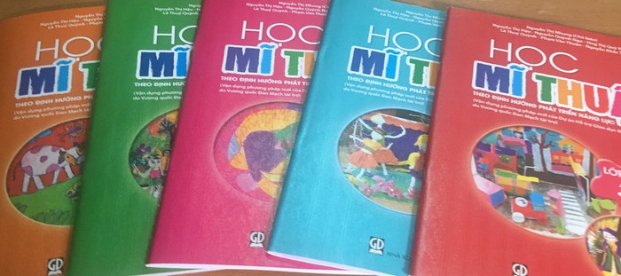 Sách Mỹ thuật mới vừa được thay trong năm học này trước thềm thay sách (Ảnh tác giả). Sách Mỹ thuật mới vừa được thay trong năm học này trước thềm thay sách (Ảnh tác giả).