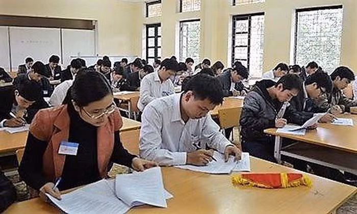 Giáo viên vật lộn với quy định thi thăng hạng giáo viên. Ảnh minh họa: Báo Giáo dục và Thời đại.