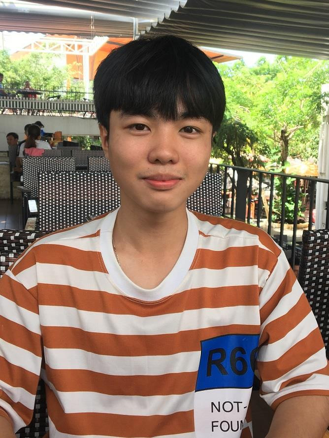 Nguyễn Viết Huy Hoàng học sinh lớp 12H2 Trường Trung học chuyên Lương Thế Vinh thành phố Biên Hòa (Ảnh tác giả) Nguyễn Viết Huy Hoàng học sinh lớp 12H2 Trường Trung học chuyên Lương Thế Vinh thành phố Biên Hòa (Ảnh tác giả)