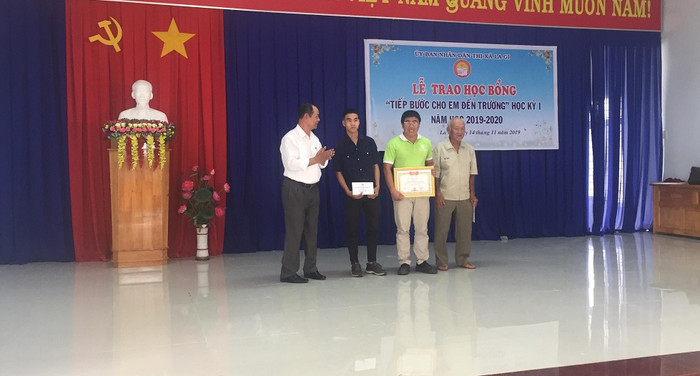 Công ty Trầm Hương Hoàng Giang nhận giấy khen về công tác khuyến học của thị xã (Ảnh CTV) Công ty Trầm Hương Hoàng Giang nhận giấy khen về công tác khuyến học của thị xã (Ảnh CTV)