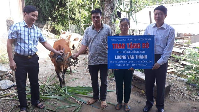 Hằng năm, giáo viên huyện Kỳ Sơn vẫn đang phải ủng hộ một ngày lương mua bò hoặc heo tặng gia đình nghèo (Ảnh CTV) Hằng năm, giáo viên huyện Kỳ Sơn vẫn đang phải ủng hộ một ngày lương mua bò hoặc heo tặng gia đình nghèo (Ảnh CTV)