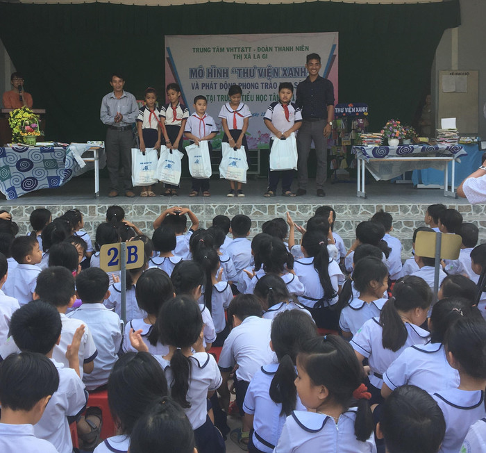 Đại diện Trung tâm Anh ngữ Mỹ Úc trao quà cho học sinh có hoàn cảnh khó khăn (Ảnh tác giả)