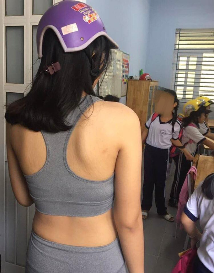 Phụ huynh mặc đồ gym đứng ở cửa lớp chờ con (Ảnh CTV)