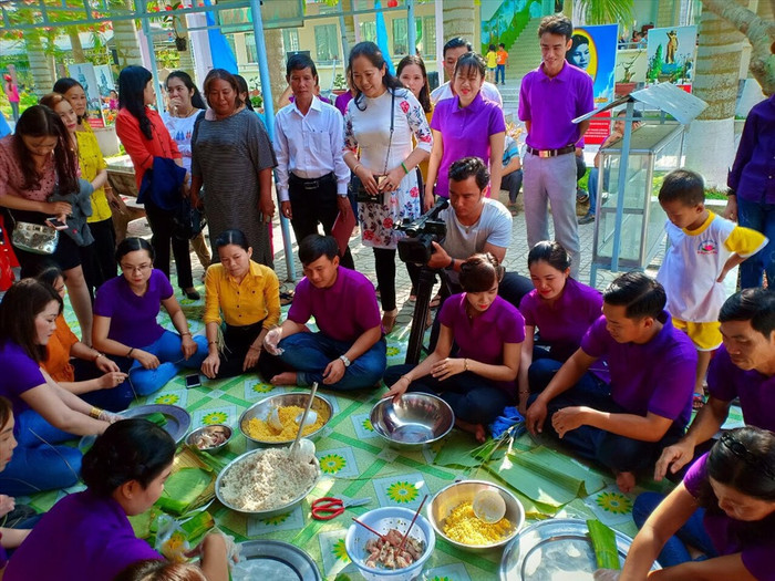 Giáo viên thi gói bánh tét tại chương trình "Tết sum vầy" ở Kiên Giang (Ảnh trường Tân Thuận) Giáo viên thi gói bánh tét tại chương trình "Tết sum vầy" ở Kiên Giang (Ảnh trường Tân Thuận)