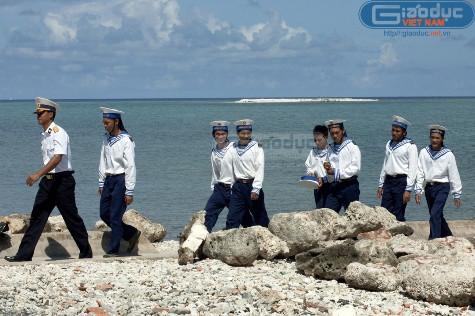 "Nơi tổ quốc neo mình đầu sóng cả/Những chàng trai ra đảo quên mình" (Thơ Nguyễn Việt Chiến) "Nơi tổ quốc neo mình đầu sóng cả/Những chàng trai ra đảo quên mình" (Thơ Nguyễn Việt Chiến)