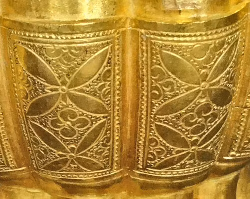 Những năm 60 của thế kỷ 20, các nhà nghiên cứu mới tìm thấy 5 đĩa vàng trang trí văn dây lá tại tỉnh Hưng Yên. Các đĩa vàng này đã được các nhà khoa học nghiên cứu và xác định đây là những di vật quý, thuộc hàng Quốc bảo của Việt Nam và hiện nay nó đang bảo quản tại Kho bạc Nhà nước Hưng Yên, chưa có dịp trưng bày quảng bá đến công chúng. Trong các cuộc khai quật lớn năm 2002-2004 tại khu di tích Hoàng thành Thăng Long, cũng đã tìm được một số di vật bằng vàng, nhưng đều là những mảnh vỡ nhỏ, không xác định được hình dáng cụ thể của đồ vật. Chiếc hộp hình hoa sen bằng vàng vừa tìm thấy tại Quảng Ninh là phát hiện khảo cổ học hết sức quan trọng, có ý nghĩa lớn trong việc nghiên cứu về lịch sử, văn hóa nhà Trần. Đươc biết, Đông Triều là nơi vương triều Trần chọn làm nơi xây dựng quần thể lăng mộ của các vua nhà Trần từ sau năm 1320.