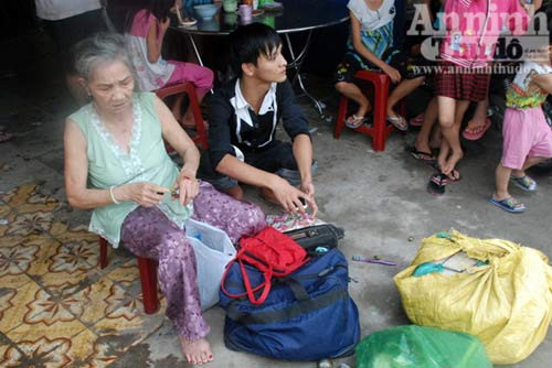 Xe khách tông xe tải, 20 thí sinh ĐH thoát nạn trong gang tấc ảnh 4 Tai nạn ô tô, 20 thí sinh ĐH thoát nạn, Tin tức trong ngày, tai nan o to, tai nan o quang ngai, thi dai hoc, thi sinh thi dai hoc, thi dai hoc cao dang, tuyen sinh dai hoc, tai nan xe khach, tai nan giao thong, bao, tin nhanh, tin hot, tin tuc