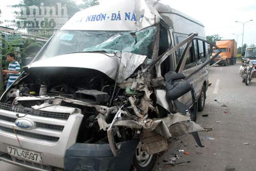 Xe khách tông xe tải, 20 thí sinh ĐH thoát nạn trong gang tấc ảnh 2 Tai nạn ô tô, 20 thí sinh ĐH thoát nạn, Tin tức trong ngày, tai nan o to, tai nan o quang ngai, thi dai hoc, thi sinh thi dai hoc, thi dai hoc cao dang, tuyen sinh dai hoc, tai nan xe khach, tai nan giao thong, bao, tin nhanh, tin hot, tin tuc