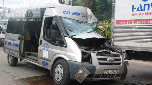 Xe khách tông xe tải, 20 thí sinh ĐH thoát nạn trong gang tấc ảnh 1 Tai nạn ô tô, 20 thí sinh ĐH thoát nạn, Tin tức trong ngày, tai nan o to, tai nan o quang ngai, thi dai hoc, thi sinh thi dai hoc, thi dai hoc cao dang, tuyen sinh dai hoc, tai nan xe khach, tai nan giao thong, bao, tin nhanh, tin hot, tin tuc