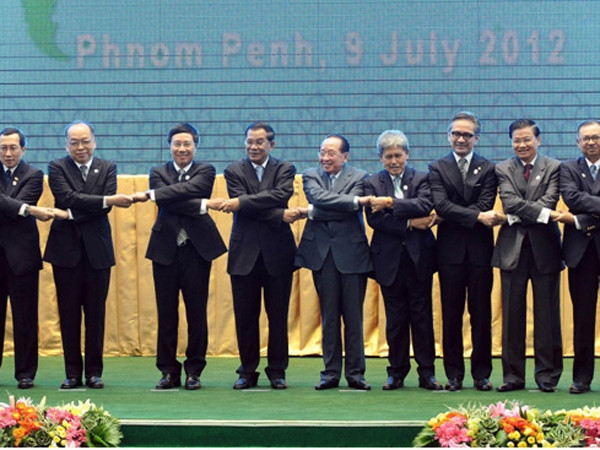 Các bộ trưởng Ngoại giao ASEAN “quyết tâm tăng cường tham vấn trong ASEAN nhằm thúc đẩy những nguyên tắc nói trên, nhất quán với Hiệp ước Hữu nghị và Hợp tác ở Đông Nam Á (1976) và Hiến chương ASEAN (2008).” Các bộ trưởng Ngoại giao ASEAN “quyết tâm tăng cường tham vấn trong ASEAN nhằm thúc đẩy những nguyên tắc nói trên, nhất quán với Hiệp ước Hữu nghị và Hợp tác ở Đông Nam Á (1976) và Hiến chương ASEAN (2008).”