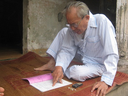 Cụ Úc đang kể với PV và con cháu về lịch sử làng Cụ Úc đang kể với PV và con cháu về lịch sử làng