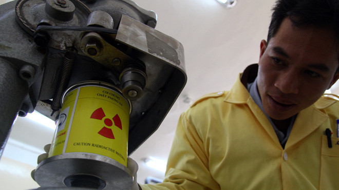 Bên trong những hộp chì nặng gần chục ký chuyển đến bệnh viện là những viên thuốc chứa phóng xạ nặng chưa tới 50g Bên trong những hộp chì nặng gần chục ký chuyển đến bệnh viện là những viên thuốc chứa phóng xạ nặng chưa tới 50g