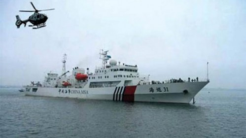 Tàu hải tuần 31 cùng máy bay trực thăng tuần tra trên biển - Ảnh: people.com.cn