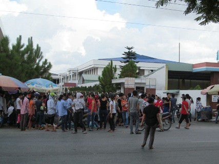 Các công nhân đang tụ tập đình công trước cổng công ty Các công nhân đang tụ tập đình công trước cổng công ty