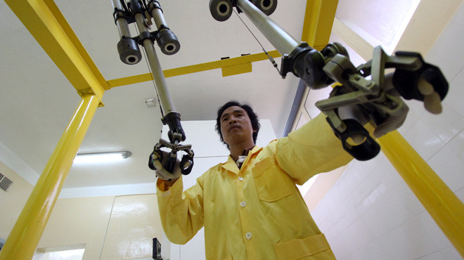 Đưa đồng vị phóng xạ đã được điều chế vào chất dẫn có phát tán nhiều phóng xạ nên phải dùng dụng cụ đặc biệt để bảo hộ Đưa đồng vị phóng xạ đã được điều chế vào chất dẫn có phát tán nhiều phóng xạ nên phải dùng dụng cụ đặc biệt để bảo hộ