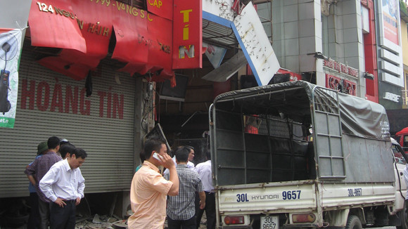 Hiện trường vụ nổ trước cửa hiệu vàng Hoàng Tín Hiện trường vụ nổ trước cửa hiệu vàng Hoàng Tín