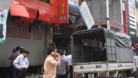 Hiện trường vụ nổ trước cửa hiệu vàng Hoàng Tín Hiện trường vụ nổ trước cửa hiệu vàng Hoàng Tín
