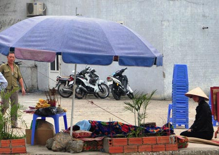 Phía sau vụ tự treo 2 giờ ở cầu Bãi Cháy, Tin tức trong ngày, 