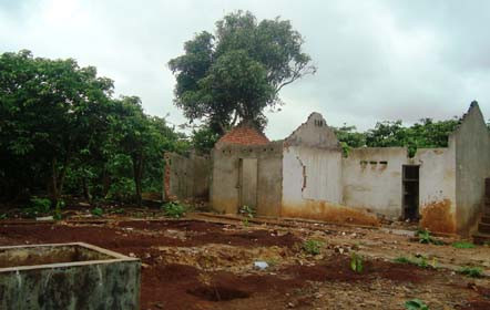 Nhà và vườn của vợ chồng anh Phú – chị Thoa đã bị siết nợ Anh nong dan mat oan ty dong vi⬦ kho bau trong vuon