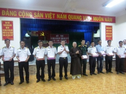 Ban trụ trì chùa đã trao 26 phần quà, trị giá 10 triệu đồng cho 26 em là con thương binh, liệt sĩ đang sống và làm nhiệm vụ tại Trường Sa. Ban trụ trì chùa đã trao 26 phần quà, trị giá 10 triệu đồng cho 26 em là con thương binh, liệt sĩ đang sống và làm nhiệm vụ tại Trường Sa.