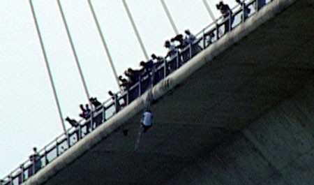 Phía sau vụ tự treo 2 giờ ở cầu Bãi Cháy, Tin tức trong ngày, 