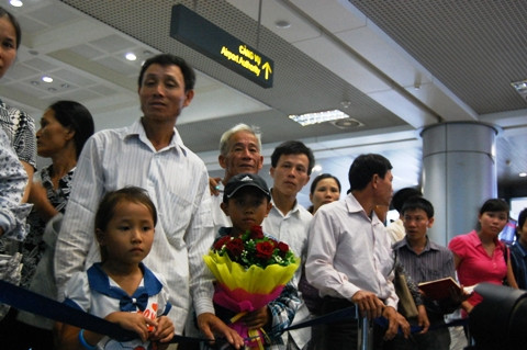 Suốt 18 tháng trời đằng đẵng, người thân mòn mỏi chờ đợi, có lúc đã tuyệt vọng về số phận 12 thuyền viên bị hải tặc Somalia bắt giữ. Đúng 16h chiều nay (24/7), 12 thuyền viên Việt Nam đã về tới sân bay Nội Bài (Hà Nội), hòa vào vòng tay người thân và bè bạn. Ngay từ khi đồng hồ điểm 14h, nhiều ông bố, bà mẹ đã thấp thỏm, đứng ngồi không yên. Mọi ánh mắt đều hướng về cùng một phía – nơi mà từ đó những người con của họ như “hồi sinh” sau khi được giải cứu khỏi tay cướp biển Somalia. Suốt 18 tháng trời đằng đẵng, người thân mòn mỏi chờ đợi, có lúc đã tuyệt vọng về số phận 12 thuyền viên bị hải tặc Somalia bắt giữ. Đúng 16h chiều nay (24/7), 12 thuyền viên Việt Nam đã về tới sân bay Nội Bài (Hà Nội), hòa vào vòng tay người thân và bè bạn. Ngay từ khi đồng hồ điểm 14h, nhiều ông bố, bà mẹ đã thấp thỏm, đứng ngồi không yên. Mọi ánh mắt đều hướng về cùng một phía – nơi mà từ đó những người con của họ như “hồi sinh” sau khi được giải cứu khỏi tay cướp biển Somalia.