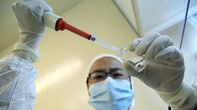 Ngày 20-3-1984 lò hoạt động trở lại với công suất gấp đôi so với thiết kế ban đầu. Cứ mỗi tháng một lần lò phản ứng hạt nhân lại hoạt động 100 giờ liên tục để phục vụ các nghiên cứu về vật lý hạt nhân, ứng dụng công nghệ hạt nhân trong đời sống, sản xuất một số đồng vị phóng xạ phục vụ các chẩn đoán hình ảnh phức tạp trong y học và bào chế dược phẩm đặc biệt cung cấp cho các bệnh viện như Ung bướu, Chợ Rẫy (TP.HCM), Bạch Mai (Hà Nội)... chữa các bệnh hiểm nghèo như bệnh về tuyến giáp, ung thư… Điều chế chất dẫn phóng xạ dùng cho điều trị và chẩn đoán bệnh