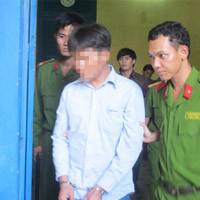 Trong cơn cùng quẫn, N.V.L (giữa) đã dùng xăng đốt chết con mình Trong cơn cùng quẫn, N.V.L (giữa) đã dùng xăng đốt chết con mình