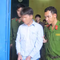 Trong cơn cùng quẫn, N.V.L (giữa) đã dùng xăng đốt chết con mình