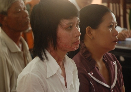 Nạn nhân Hồ Thị Thu tại phiên tòa Nạn nhân Hồ Thị Thu tại phiên tòa