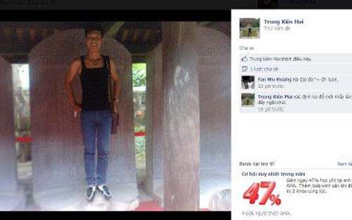 Hình ảnh nam thanh niên đứng lên đầu tượng rùa đá cõng bia trong Văn Miếu