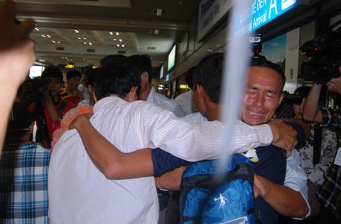 Mọi người lao vào nhau, siết chặt vòng tay hạnh phúc Mọi người lao vào nhau, siết chặt vòng tay hạnh phúc