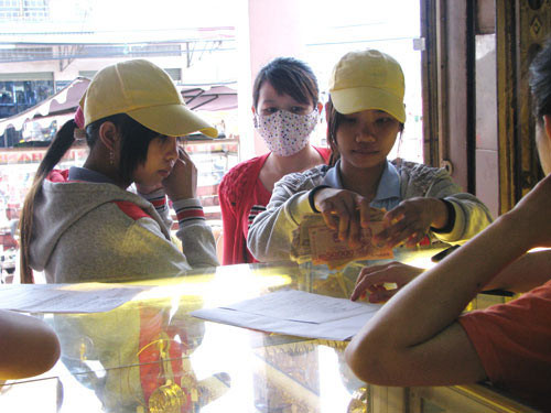 Loan tin vàng giả vì thua cá độ Euro?, Tin tức trong ngày, vang gia, ca do euro, thua bac, vang that, vang ban, bao, tin tuc, tin hot, tin hay