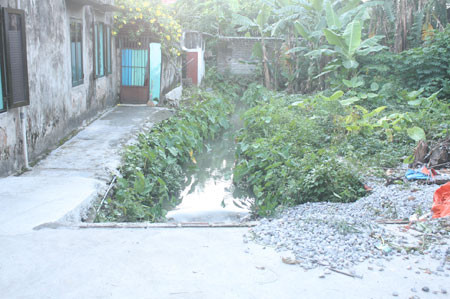 Kinh hoàng bé 3 tuổi vô tình bị nước cống cuốn trôi ảnh 2