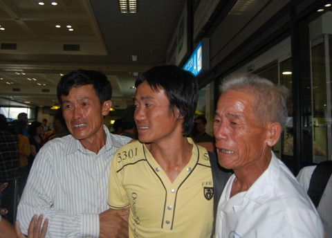 Không ai có thể ngăn nổi những giọt nước mắt. Không ai có thể ngăn nổi những giọt nước mắt.