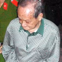 Công an áp giải ông Mã về trại giam