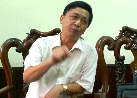 Ông Dương Văn Cảnh trao đổi với phóng viên Ông Dương Văn Cảnh trao đổi với phóng viên