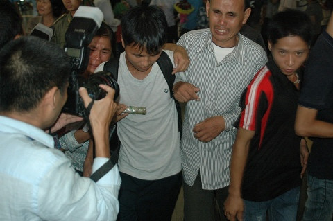 Cả sân bay Nội Bài như vỡ òa. Cả sân bay Nội Bài như vỡ òa.