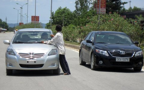 Chặn cả xe chủ tịch huyện để xin tiền ảnh 3 Chặn cả xe chủ tịch huyện để xin tiền, Tin tức trong ngày, chan xe xin tien, xin deu, tam than, chan o to xin tien, xin tien o ha tinh, an xin, bao, tin tuc, tin hot, tin hay