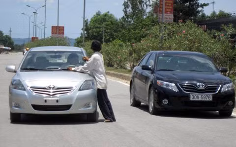 Chặn cả xe chủ tịch huyện để xin tiền, Tin tức trong ngày, chan xe xin tien, xin deu, tam than, chan o to xin tien, xin tien o ha tinh, an xin, bao, tin tuc, tin hot, tin hay