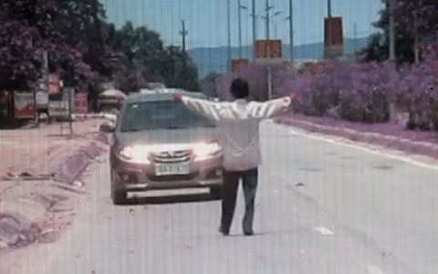 Chặn cả xe chủ tịch huyện để xin tiền, Tin tức trong ngày, chan xe xin tien, xin deu, tam than, chan o to xin tien, xin tien o ha tinh, an xin, bao, tin tuc, tin hot, tin hay