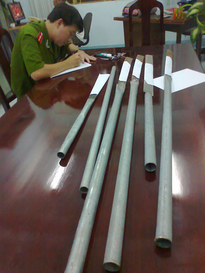 Hung khí thu giữ được từ vụ ẩu đả giữa hai vũ trường - Ảnh: Ph.Nhuận Hung khí thu giữ được từ vụ ẩu đả giữa hai vũ trường - Ảnh: Ph.Nhuận